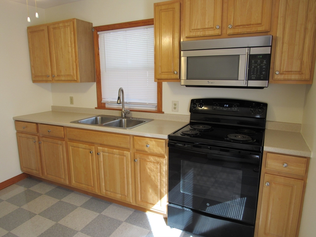 390 Pleasant St, Gardner, Massachusetts, 2 Bedrooms Bedrooms, 4 Rooms Rooms,1 BathroomBathrooms,Residential Lease,For Rent,Pleasant St,73431704