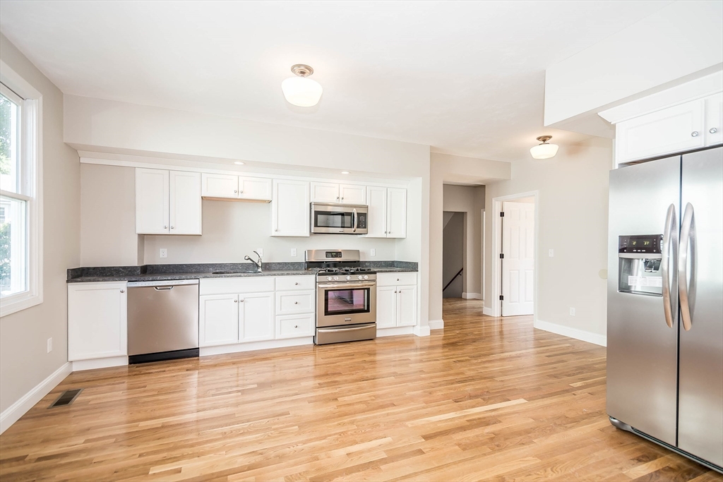 75 Summer, Medford, Massachusetts, 4 Bedrooms Bedrooms, 7 Rooms Rooms,2.5 BathroomsBathrooms,Residential Lease,For Rent,Summer,73389683