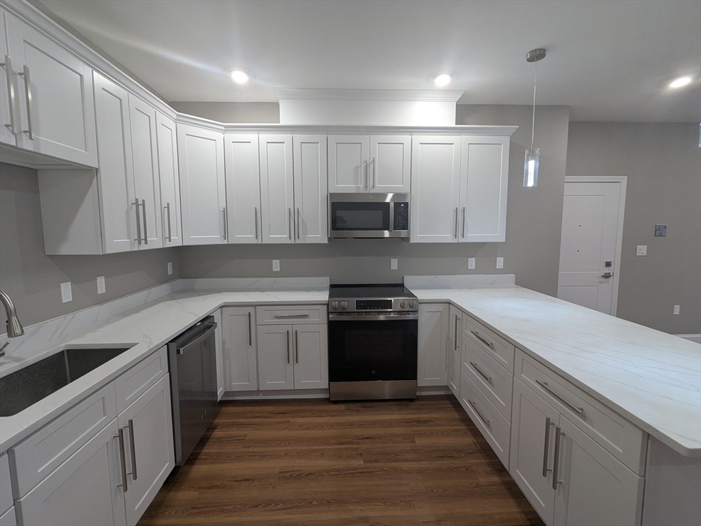 13 Nahant Street, Lynn, Massachusetts, 2 Bedrooms Bedrooms, 4 Rooms Rooms,2 BathroomsBathrooms,Residential,For Sale,Nahant Street,73342239