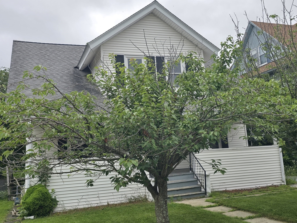 323 Burncoat St, Worcester, Massachusetts, 3 Bedrooms Bedrooms, 6 Rooms Rooms,1.5 BathroomsBathrooms,Residential,For Sale,Burncoat St,73404363