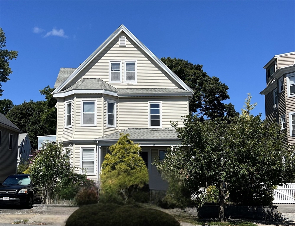 1475 Centre Street, Boston, Massachusetts, 1 Bedroom Bedrooms, 4 Rooms Rooms,1 BathroomBathrooms,Residential Lease,For Rent,Centre Street,73437656