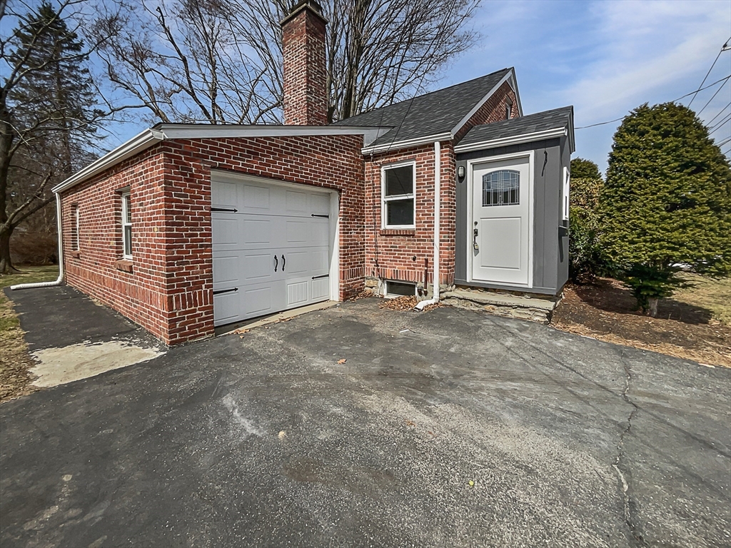 13 Victor Ave, Worcester, Massachusetts, 3 Bedrooms Bedrooms, 6 Rooms Rooms,1 BathroomBathrooms,Residential,For Sale,Victor Ave,73357542