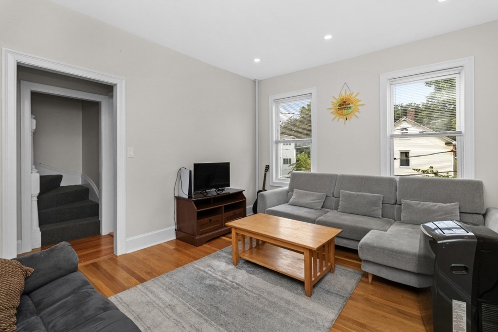 7 Elm St, Boston, Massachusetts, 3 Bedrooms Bedrooms, 5 Rooms Rooms,1 BathroomBathrooms,Residential Lease,For Rent,Elm St,73388698