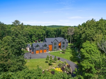 105 Centre St, Dover, Massachusetts, 6 Bedrooms Bedrooms, 15 Rooms Rooms,9 BathroomsBathrooms,Residential,For Sale,Centre St,73370218