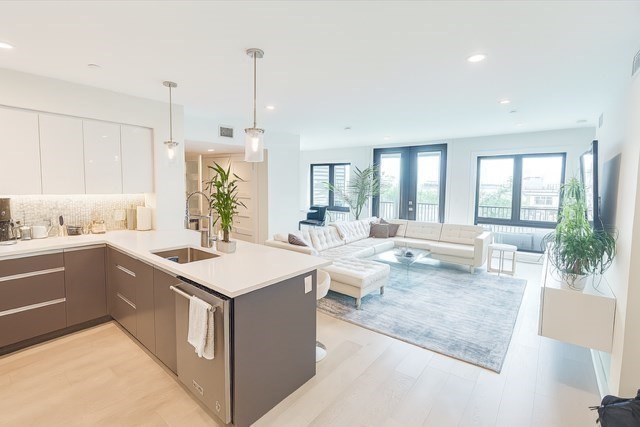 85 Willow Ct, Boston, Massachusetts, 3 Bedrooms Bedrooms, 6 Rooms Rooms,2 BathroomsBathrooms,Residential,For Sale,Willow Ct,73412190