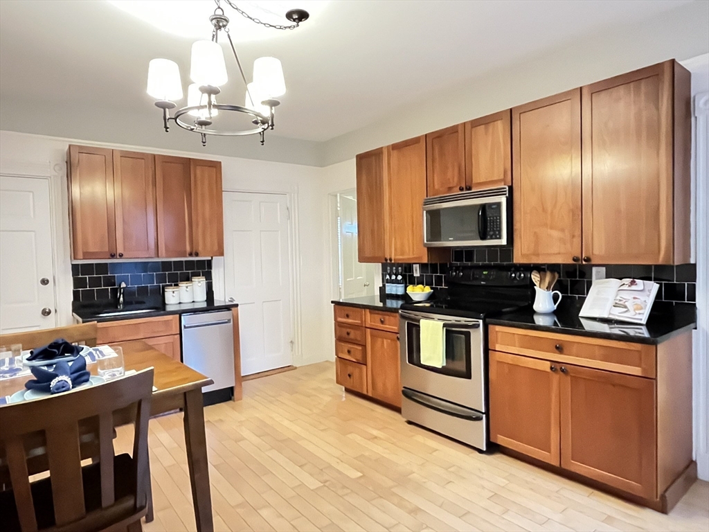 128 Chestnut St, Brookline, Massachusetts, 2 Bedrooms Bedrooms, 4 Rooms Rooms,1 BathroomBathrooms,Residential Lease,For Rent,Chestnut St,73439527