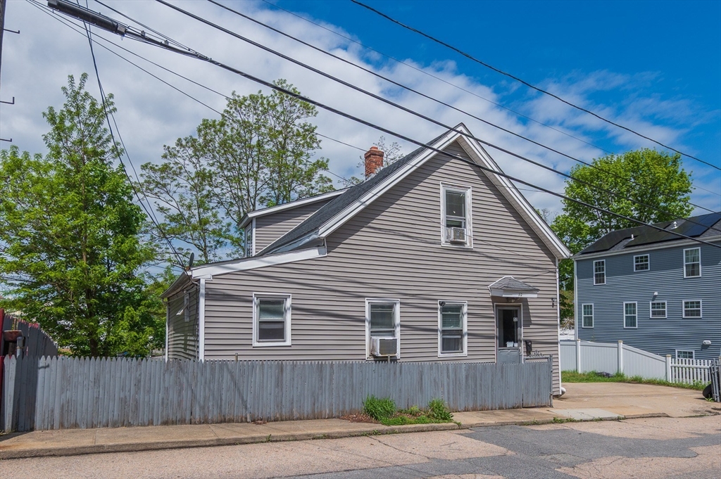 52 Luna St, Providence, Rhode Island, 3 Bedrooms Bedrooms, 8 Rooms Rooms,1 BathroomBathrooms,Residential,For Sale,Luna St,73373952