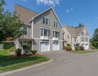 8 Farnum Ct, Hudson, New Hampshire, 2 Bedrooms Bedrooms, 6 Rooms Rooms,1.5 BathroomsBathrooms,Residential,For Sale,Farnum Ct,73415936