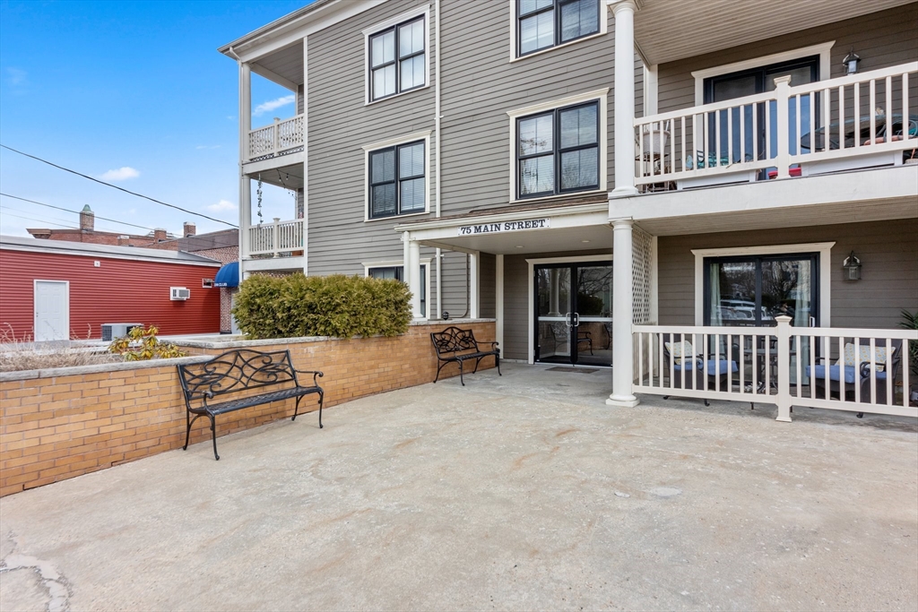 75 Main St, Amesbury, Massachusetts, 2 Bedrooms Bedrooms, 4 Rooms Rooms,1 BathroomBathrooms,Residential Lease,For Rent,Main St,73420911