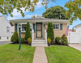 77 Ricketson St, New Bedford, Massachusetts, 3 Bedrooms Bedrooms, 5 Rooms Rooms,1.5 BathroomsBathrooms,Residential,For Sale,Ricketson St,73427527