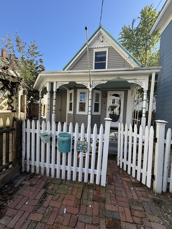 56 Howard St, Lynn, Massachusetts, 2 Bedrooms Bedrooms, 5 Rooms Rooms,1.5 BathroomsBathrooms,Residential Lease,For Rent,Howard St,73440620