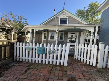 56 Howard St, Lynn, Massachusetts, 2 Bedrooms Bedrooms, 5 Rooms Rooms,1.5 BathroomsBathrooms,Residential Lease,For Rent,Howard St,73440620