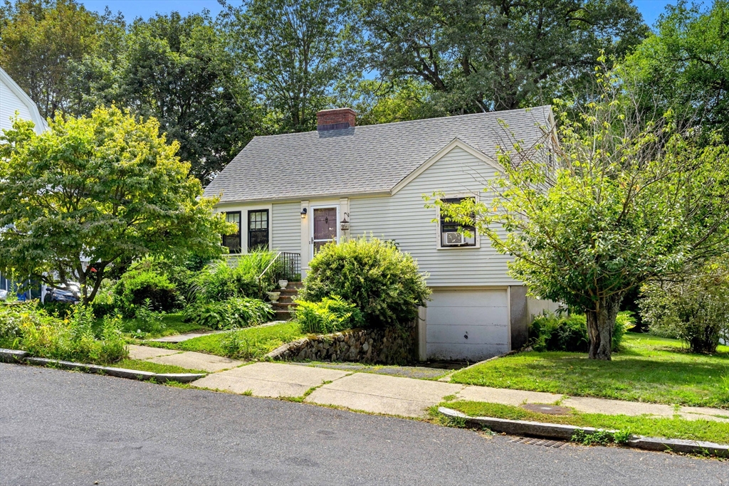 215 Renfrew St, Arlington, Massachusetts, 2 Bedrooms Bedrooms, 5 Rooms Rooms,1 BathroomBathrooms,Residential Lease,For Rent,Renfrew St,73424574