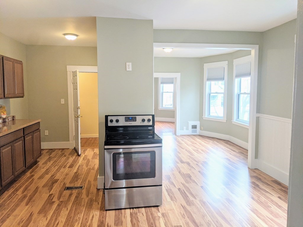 48 Leach, Salem, Massachusetts, 2 Bedrooms Bedrooms, 5 Rooms Rooms,1 BathroomBathrooms,Residential Lease,For Rent,Leach,73422761