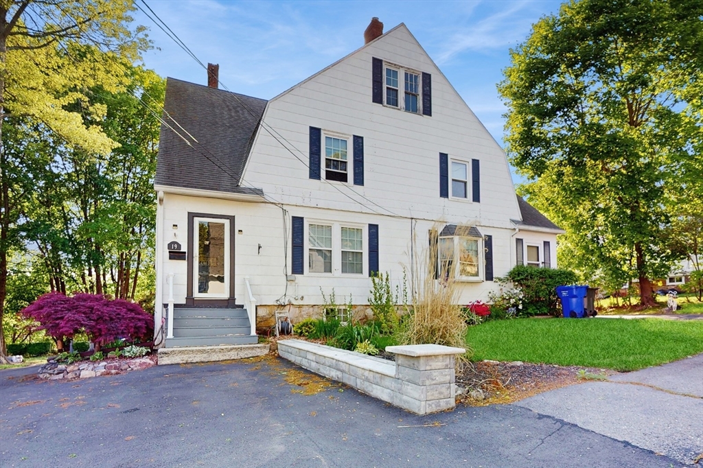 19 Oak St, Hopedale, Massachusetts, 4 Bedrooms Bedrooms, 6 Rooms Rooms,1 BathroomBathrooms,Residential,For Sale,Oak St,73374580
