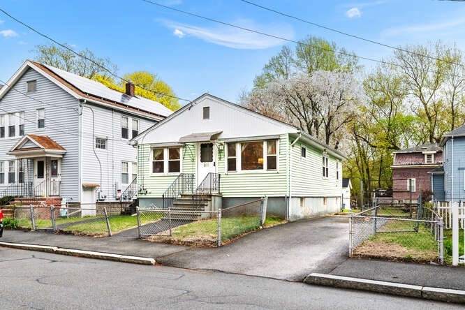 211 Arlington St, Medford, Massachusetts, 3 Bedrooms Bedrooms, 8 Rooms Rooms,2 BathroomsBathrooms,Residential,For Sale,Arlington St,73368069