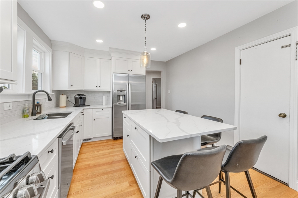 17 Weymouth Ave, Boston, Massachusetts, 2 Bedrooms Bedrooms, 5 Rooms Rooms,1 BathroomBathrooms,Residential Lease,For Rent,Weymouth Ave,73438546