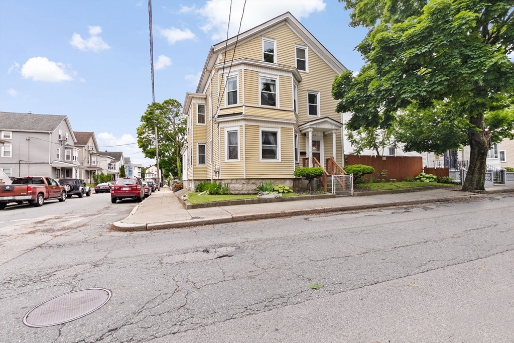 93 Warren St., Fall River, Massachusetts, 4 Bedrooms Bedrooms, 14 Rooms Rooms,2 BathroomsBathrooms,Residential Income,For Sale,Warren St.,73384081