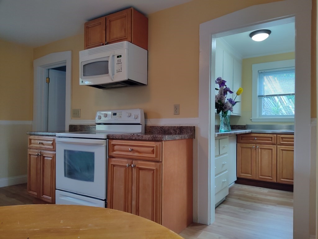 411 Broadway, Lynn, Massachusetts, 3 Bedrooms Bedrooms, 7 Rooms Rooms,1.5 BathroomsBathrooms,Residential Lease,For Rent,Broadway,73398840