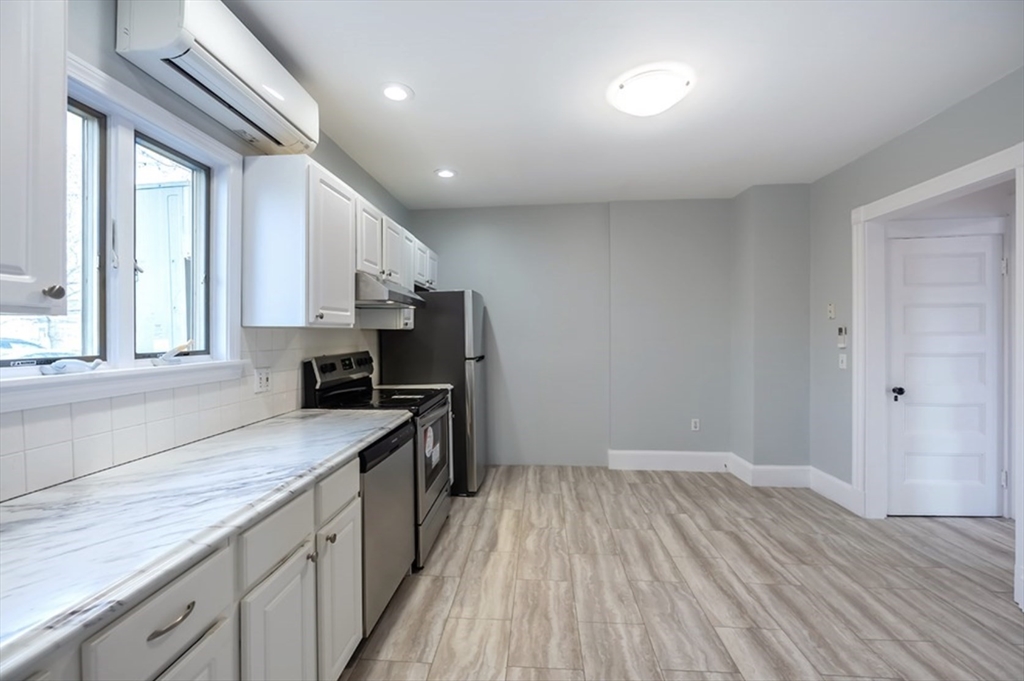 24 Elm St, Andover, Massachusetts, 1 Bedroom Bedrooms, 3 Rooms Rooms,1 BathroomBathrooms,Residential Lease,For Rent,Elm St,73440685