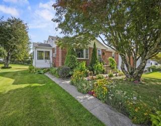 5 Leonard Avenue, Dudley, Massachusetts, 3 Bedrooms Bedrooms, 8 Rooms Rooms,1.5 BathroomsBathrooms,Residential,For Sale,Leonard Avenue,73432784