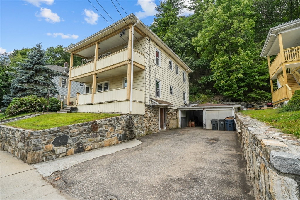 423 Worcester St, Southbridge, Massachusetts, 4 Bedrooms Bedrooms, 9 Rooms Rooms,2 BathroomsBathrooms,Residential Income,For Sale,Worcester St,73425062