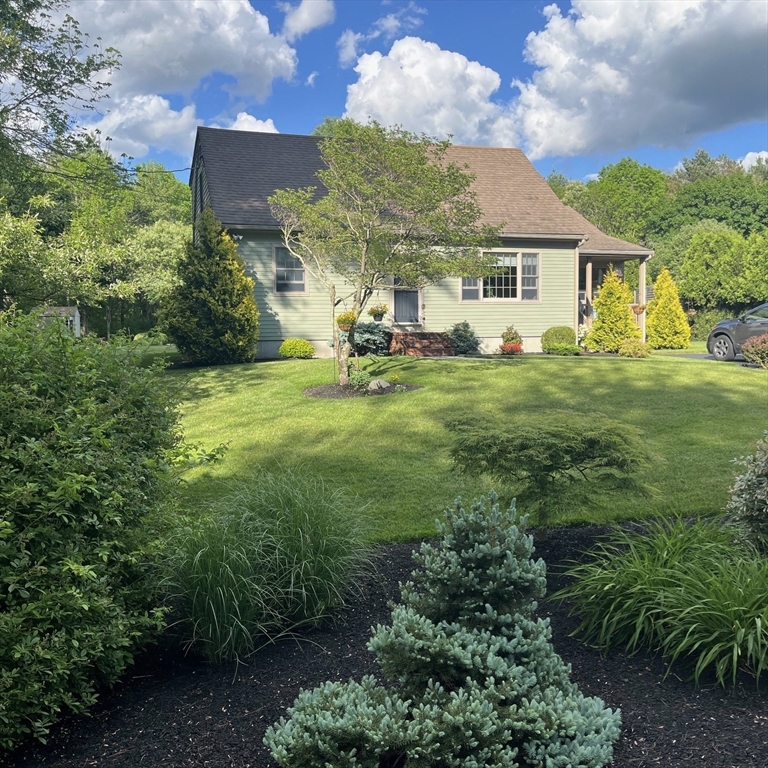 702 High Hill Rd, Dartmouth, Massachusetts, 4 Bedrooms Bedrooms, 7 Rooms Rooms,2 BathroomsBathrooms,Residential,For Sale,High Hill Rd,73435459