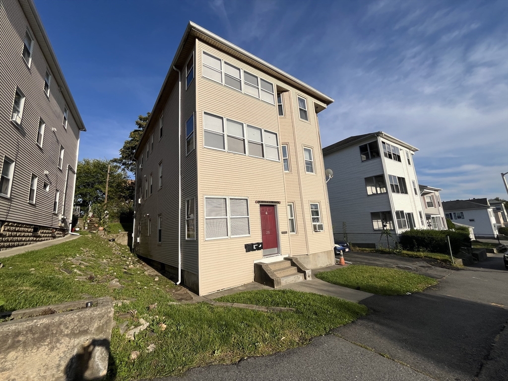 28 Prentice, Worcester, Massachusetts, 9 Bedrooms Bedrooms, 15 Rooms Rooms,3 BathroomsBathrooms,Residential Income,For Sale,Prentice,73429271