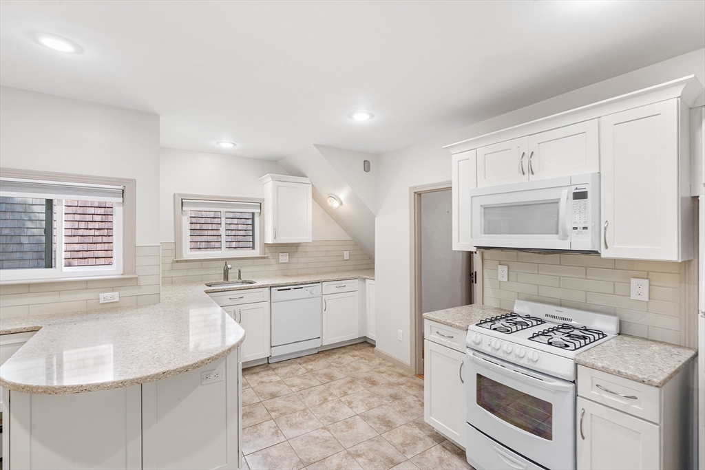 31 Hunting St, Cambridge, Massachusetts, 2 Bedrooms Bedrooms, 5 Rooms Rooms,1 BathroomBathrooms,Residential Lease,For Rent,Hunting St,73432409