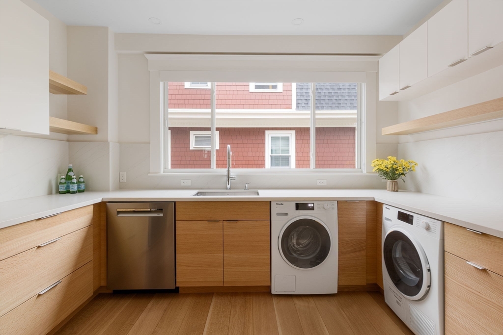 97 Fayerweather St, Cambridge, Massachusetts, 2 Bedrooms Bedrooms, 5 Rooms Rooms,1 BathroomBathrooms,Residential Lease,For Rent,Fayerweather St,73442570