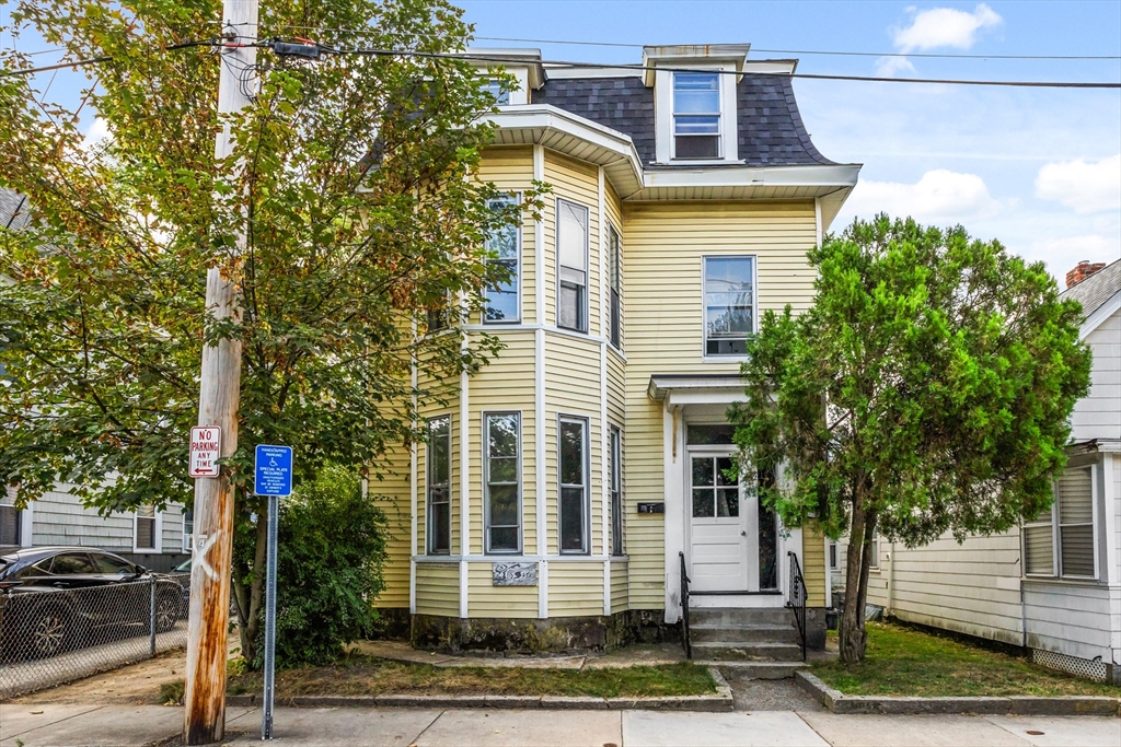 62 W 6th Street, Lowell, Massachusetts, 6 Bedrooms Bedrooms, 11 Rooms Rooms,2 BathroomsBathrooms,Residential Income,For Sale,W 6th Street,73425008