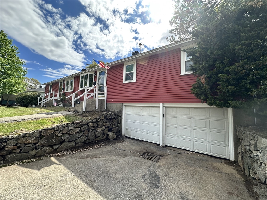 23 Rhodes Cir, Hingham, Massachusetts, 5 Bedrooms Bedrooms, 10 Rooms Rooms,2 BathroomsBathrooms,Residential Income,For Sale,Rhodes Cir,73374741