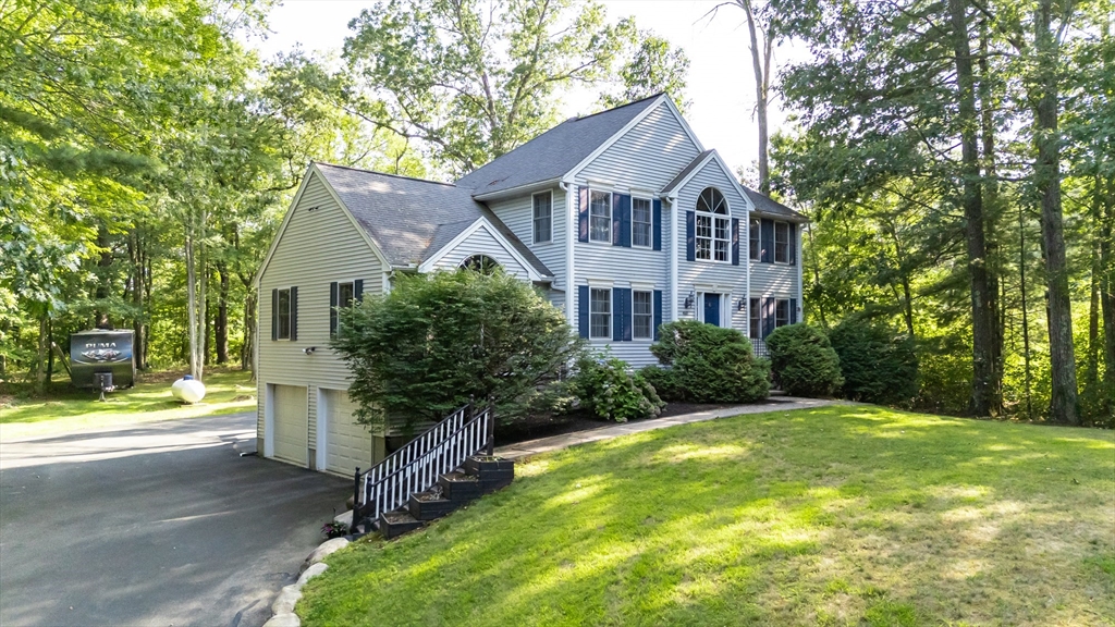 460 Methuen Rd, Dracut, Massachusetts, 3 Bedrooms Bedrooms, 8 Rooms Rooms,2.5 BathroomsBathrooms,Residential,For Sale,Methuen Rd,73421052