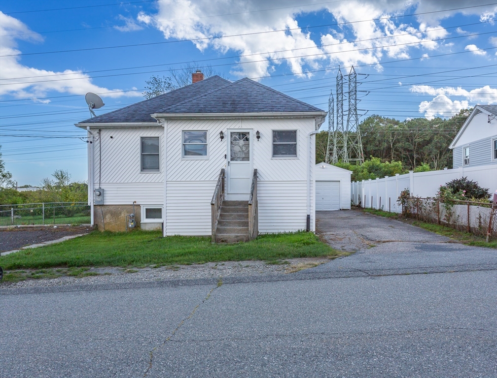 64 Jaffrey St, Swansea, Massachusetts, 3 Bedrooms Bedrooms, 7 Rooms Rooms,2 BathroomsBathrooms,Residential,For Sale,Jaffrey St,73436435