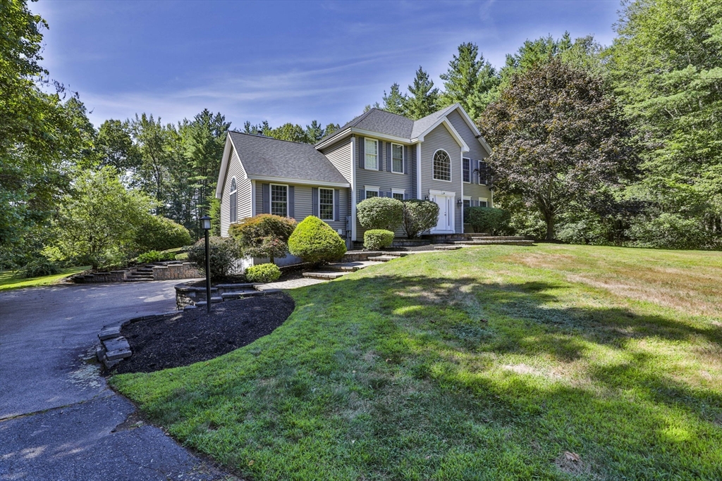 3 Hamilton Lane, Salem, New Hampshire, 3 Bedrooms Bedrooms, 8 Rooms Rooms,2.5 BathroomsBathrooms,Residential,For Sale,Hamilton Lane,73432660