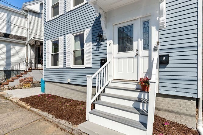 9 Foster Street, Gloucester, Massachusetts, 2 Bedrooms Bedrooms, 4 Rooms Rooms,1 BathroomBathrooms,Residential,For Sale,Foster Street,73393170