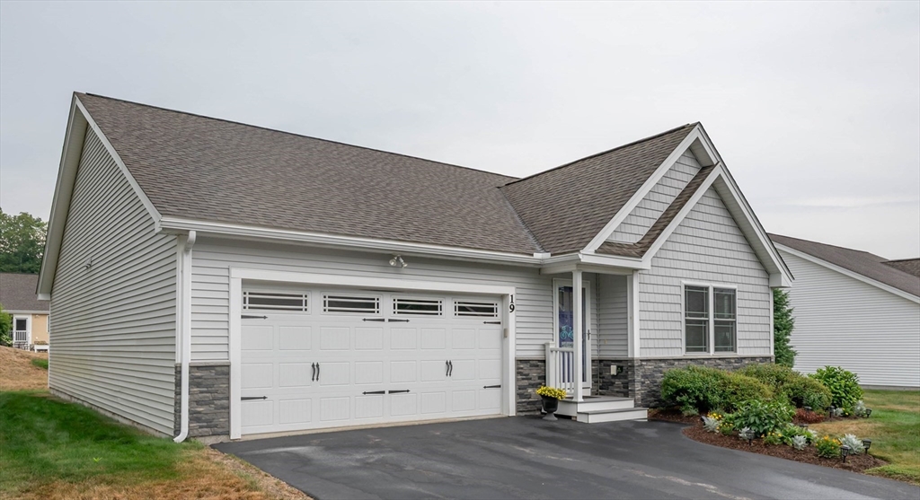 19 Monarch Way, Kingston, New Hampshire, 2 Bedrooms Bedrooms, 4 Rooms Rooms,2 BathroomsBathrooms,Residential,For Sale,Monarch Way,73417855