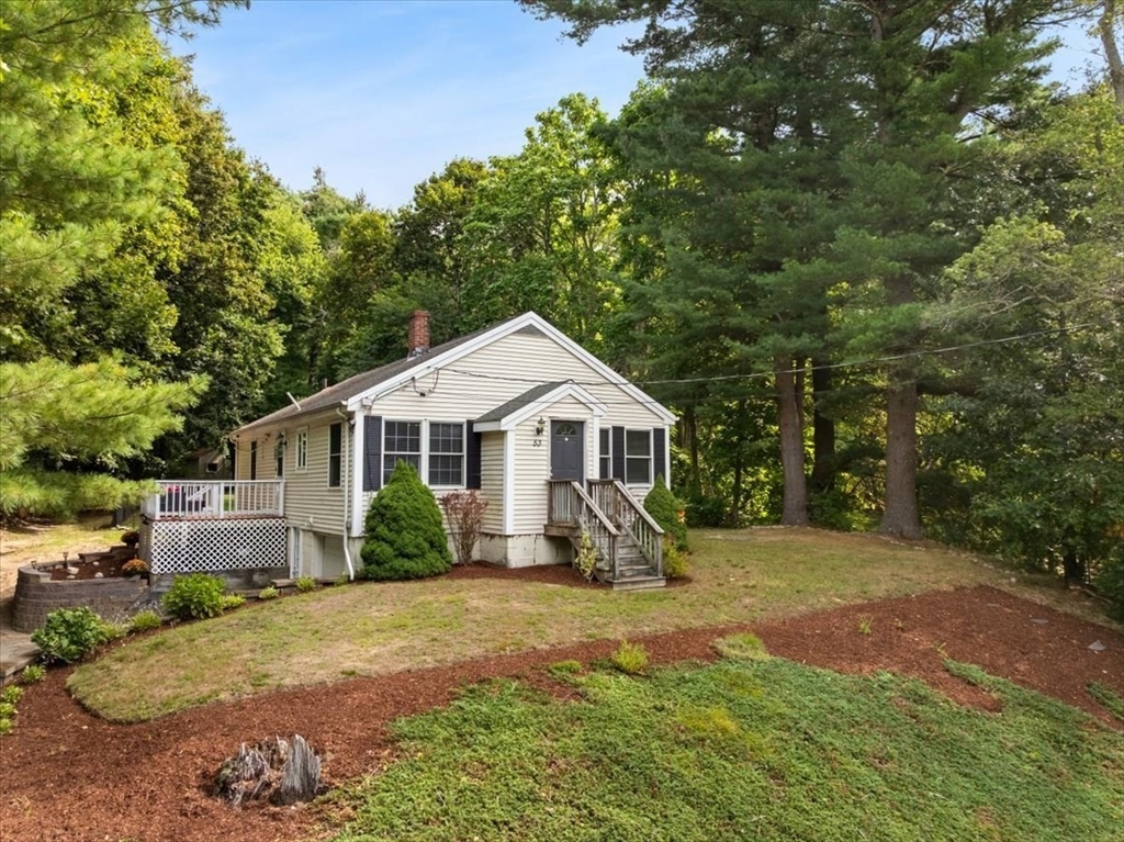 53 Elm St, Halifax, Massachusetts, 3 Bedrooms Bedrooms, 6 Rooms Rooms,2 BathroomsBathrooms,Residential,For Sale,Elm St,73428030