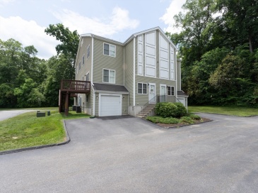 6 Knotts St, Hudson, Massachusetts, 2 Bedrooms Bedrooms, 4 Rooms Rooms,2.5 BathroomsBathrooms,Residential,For Sale,Knotts St,73397786