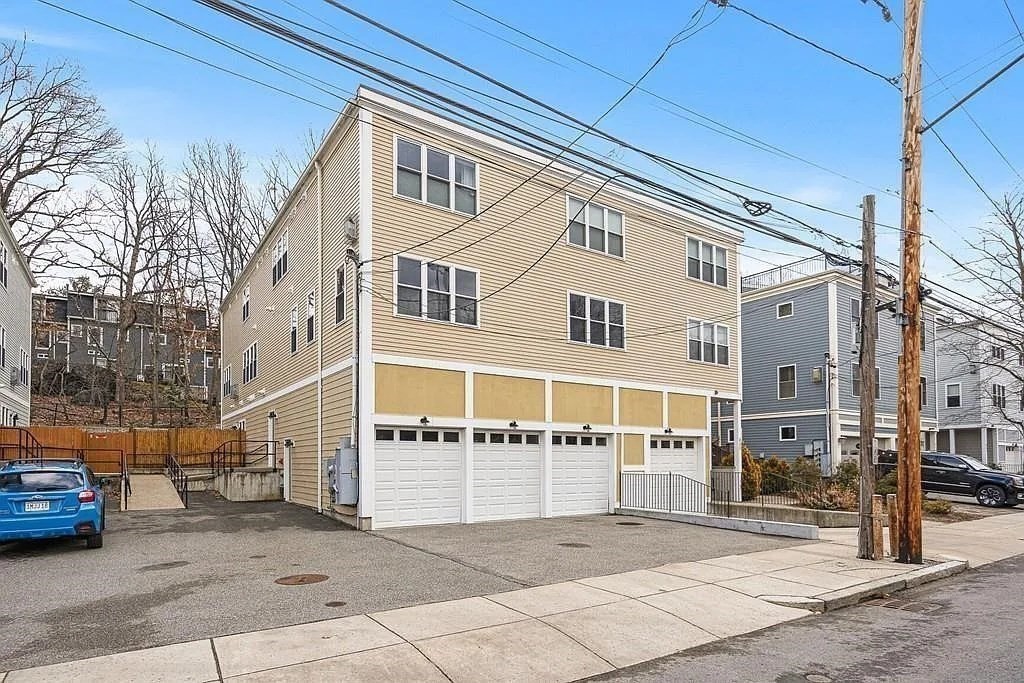 855 Lagrange Street, Boston, Massachusetts, 2 Bedrooms Bedrooms, 6 Rooms Rooms,2.5 BathroomsBathrooms,Residential Lease,For Rent,Lagrange Street,73421152