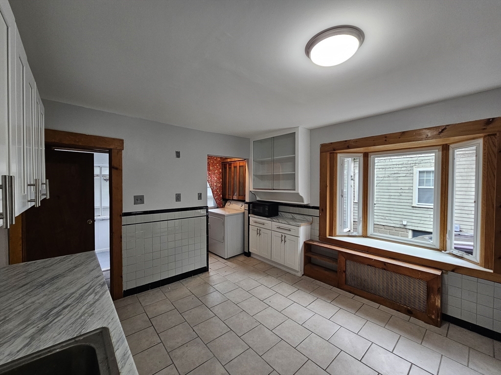 129 Lexington Street, Watertown, Massachusetts, 2 Bedrooms Bedrooms, 7 Rooms Rooms,1 BathroomBathrooms,Residential Lease,For Rent,Lexington Street,73415912