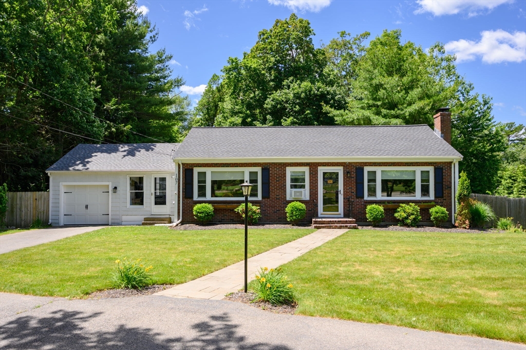 107 Washington St, Pembroke, Massachusetts, 2 Bedrooms Bedrooms, 5 Rooms Rooms,1 BathroomBathrooms,Residential,For Sale,Washington St,73396419