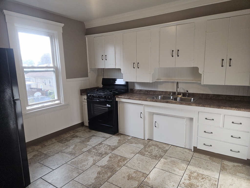 581 Ashley Blvd, New Bedford, Massachusetts, 2 Bedrooms Bedrooms, 5 Rooms Rooms,1 BathroomBathrooms,Residential Lease,For Rent,Ashley Blvd,73433578