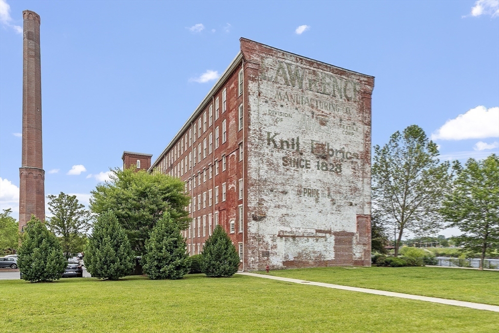52 Lawrence Dr, Lowell, Massachusetts, 1 Bedroom Bedrooms, 5 Rooms Rooms,1 BathroomBathrooms,Residential,For Sale,Lawrence Dr,73392162