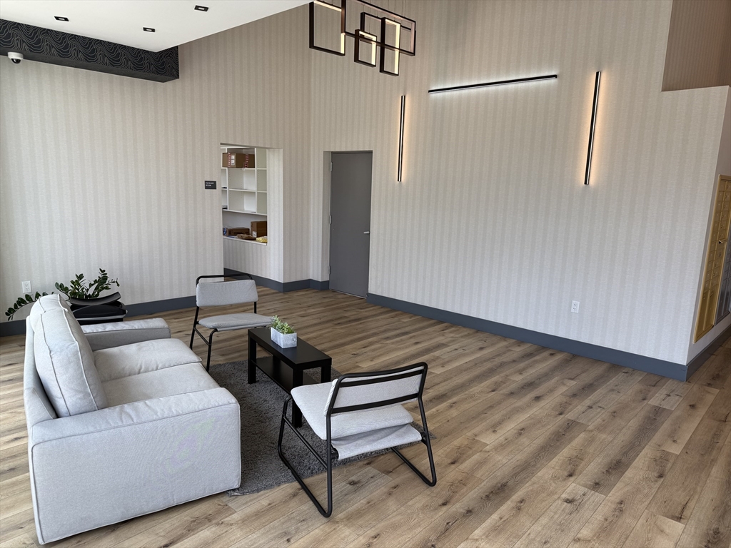 60 Cross St E, Somerville, Massachusetts, 3 Bedrooms Bedrooms, 7 Rooms Rooms,2 BathroomsBathrooms,Residential Lease,For Rent,Cross St E,73409502