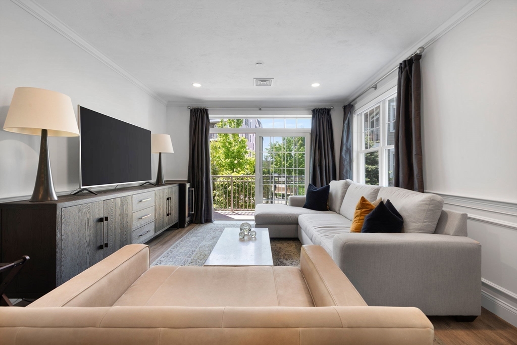 320 Middlesex Ave, Medford, Massachusetts, 1 Bedroom Bedrooms, 3 Rooms Rooms,1 BathroomBathrooms,Residential,For Sale,Middlesex Ave,73380897