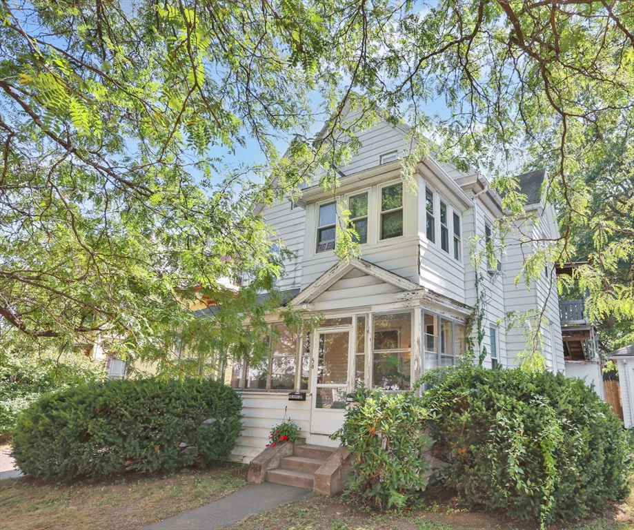 56 Laurel St, Holyoke, Massachusetts, 5 Bedrooms Bedrooms, 8 Rooms Rooms,2 BathroomsBathrooms,Residential Income,For Sale,Laurel St,73430857