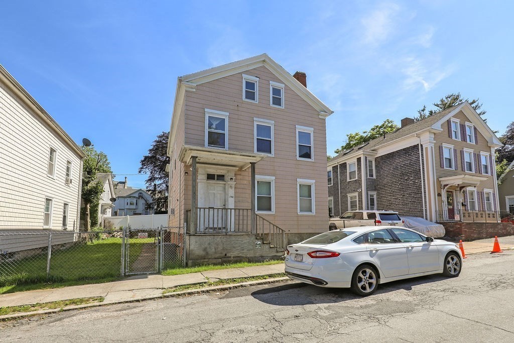 194 Maxfield St, New Bedford, Massachusetts, 6 Bedrooms Bedrooms, 12 Rooms Rooms,2 BathroomsBathrooms,Residential Income,For Sale,Maxfield St,73385797