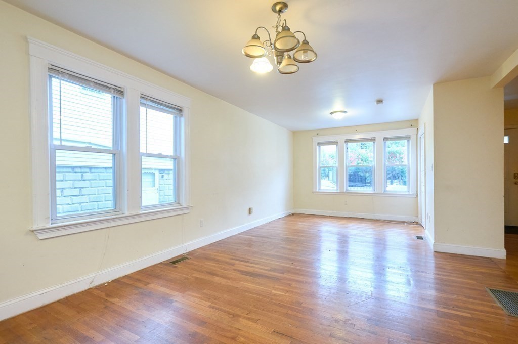 9 Mission St, Boston, Massachusetts, 4 Bedrooms Bedrooms, 8 Rooms Rooms,2 BathroomsBathrooms,Residential Lease,For Rent,Mission St,73343352