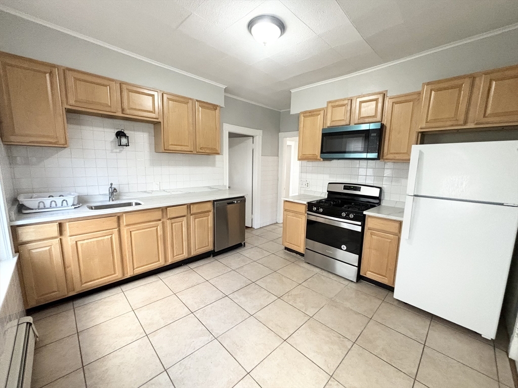 14 Belknap Street, Somerville, Massachusetts, 3 Bedrooms Bedrooms, 6 Rooms Rooms,1 BathroomBathrooms,Residential Lease,For Rent,Belknap Street,73398692